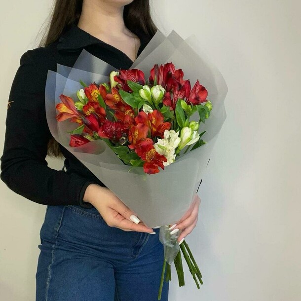 Букет красных и белых альстромерий, артикул F1374009 - 6371 рублей, доставка по городу. Flawery - доставка цветов
