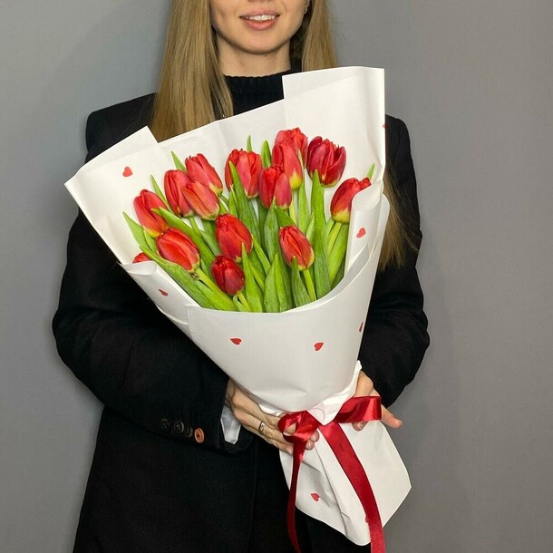 Монобукет весенних алых тюльпанов, артикул F1374059 - 6300 рублей, доставка по городу. Flawery - доставка цветов