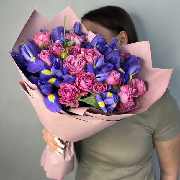 Ирис с розами, артикул F1379771 - 9669 рублей, доставка по городу. Flawery - доставка цветов