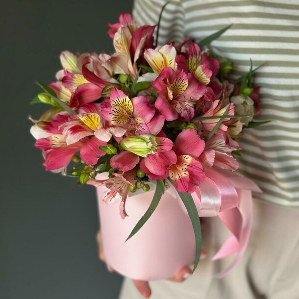 Альстромерия в шляпной коробке, артикул F1379777 - 6446 рублей, доставка по городу. Flawery - доставка цветов