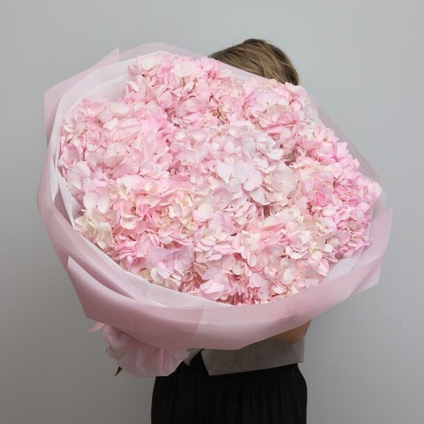 Букет с розовой гортензией, артикул F1379782 - 10993 рублей, доставка по городу. Flawery - доставка цветов