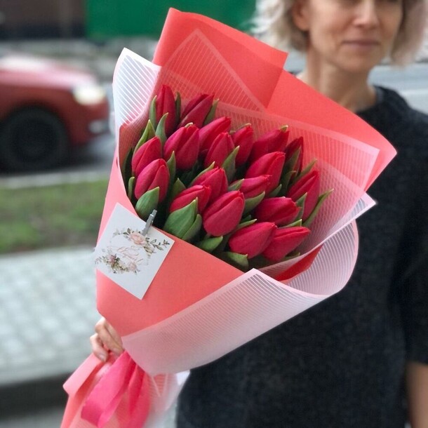 Букет красных тюльпанов, артикул F1389833 - 6034 рублей, доставка по городу. Flawery - доставка цветов