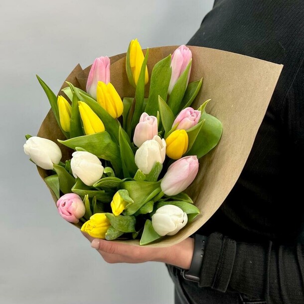 Букет из тюльпанов микс, артикул F1389836 - 5415 рублей, доставка по городу. Flawery - доставка цветов