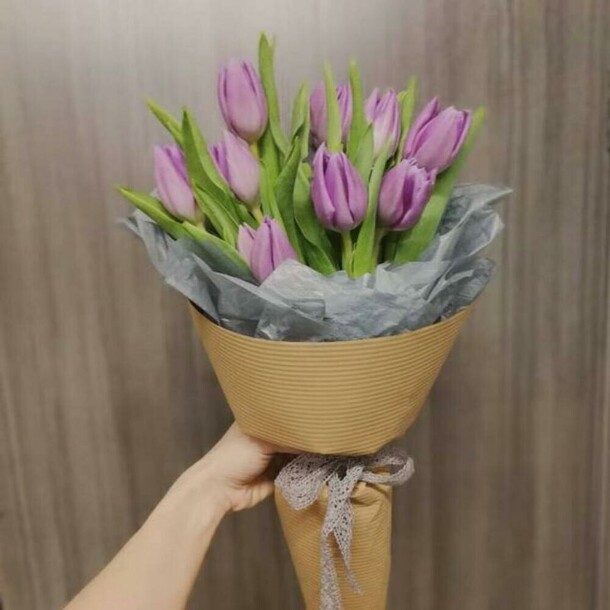 Фиолетовые тюльпаны, артикул F1389896 - 3275 рублей, доставка по городу. Flawery - доставка цветов