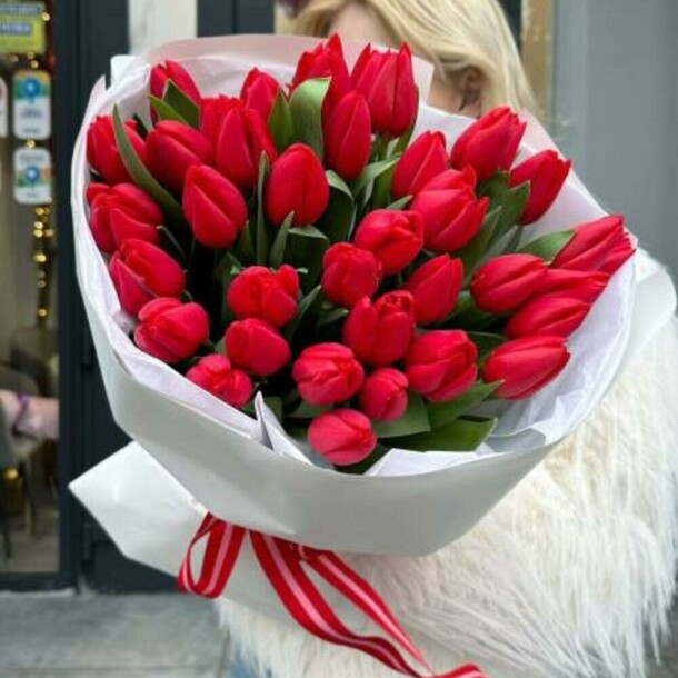 Тюльпаны красные, артикул F1391136 - 9893 рублей, доставка по городу. Flawery - доставка цветов