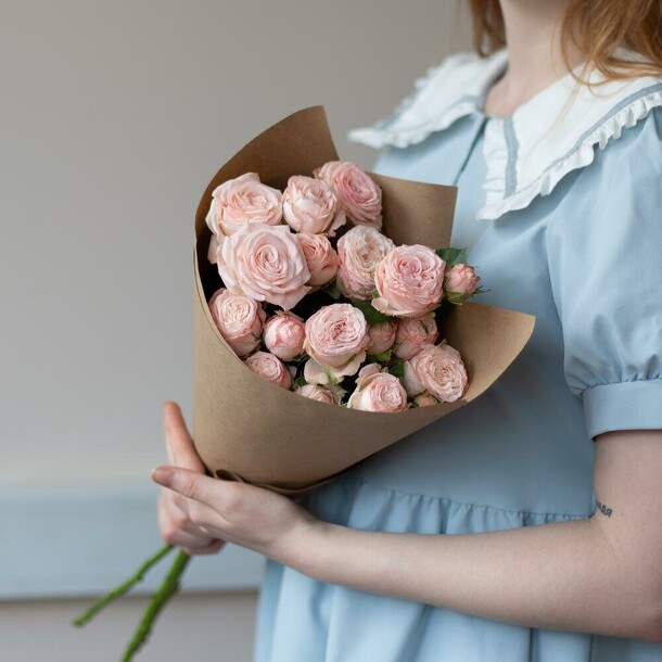 Букет из кустовых роз "комплимент", артикул F1410786 - 3768 рублей, доставка по городу. Flawery - доставка цветов