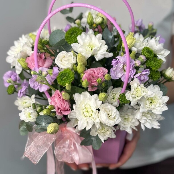 Цветы в сумочке для девушки, артикул F1410793 - 6446 рублей, доставка по городу. Flawery - доставка цветов