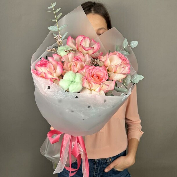 Букет розовых роз с хлопком, артикул F1410809 - 2574 рублей, доставка по городу. Flawery - доставка цветов