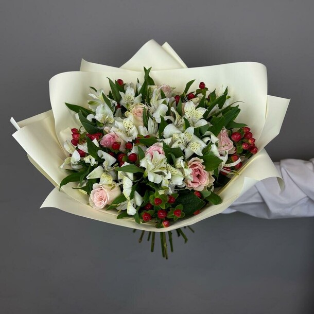 Букет нежных роз и альстромерий, артикул F1410812 - 10372 рублей, доставка по городу. Flawery - доставка цветов