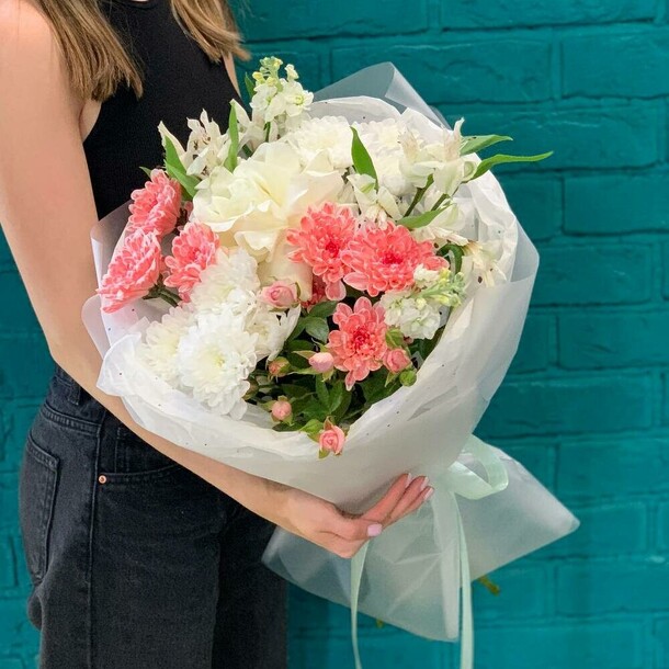 Букет из хризантемы и альстромерии, артикул F1410898 - 4380 рублей, доставка по городу. Flawery - доставка цветов