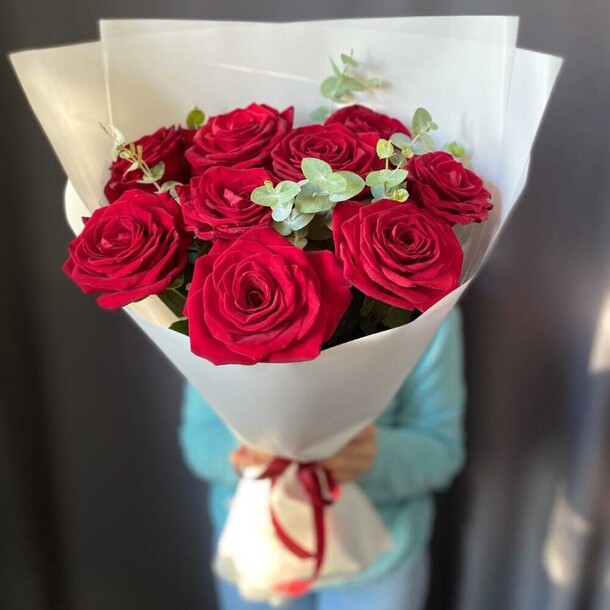 Красная роза в букете, артикул F1411100 - 6008 рублей, доставка по городу. Flawery - доставка цветов