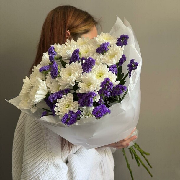 Букет белые хризантемы и статица, артикул F1411436 - 3909 рублей, доставка по городу. Flawery - доставка цветов