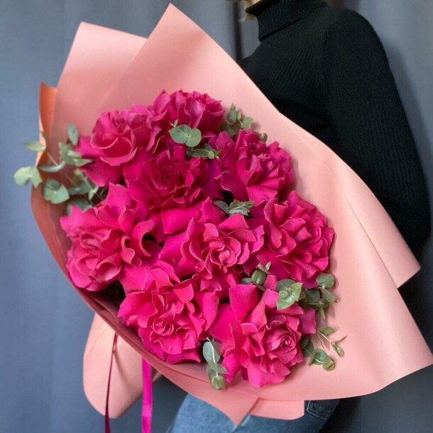 Фуксиновая роза с эвкалиптом, артикул F1411438 - 5595 рублей, доставка по городу. Flawery - доставка цветов