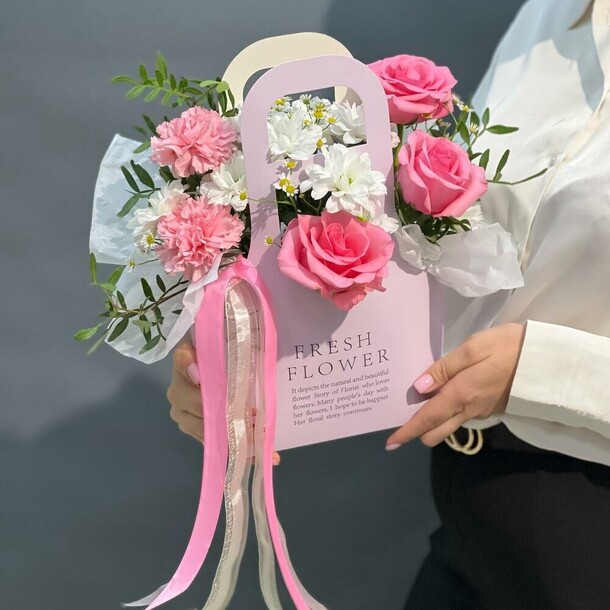 Цветы в сумке, артикул F1412940 - 4661 рублей, доставка по городу. Flawery - доставка цветов