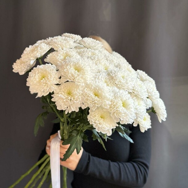 9 белых хризантем под ленточку, артикул F1413874 - 4733 рублей, доставка по городу. Flawery - доставка цветов