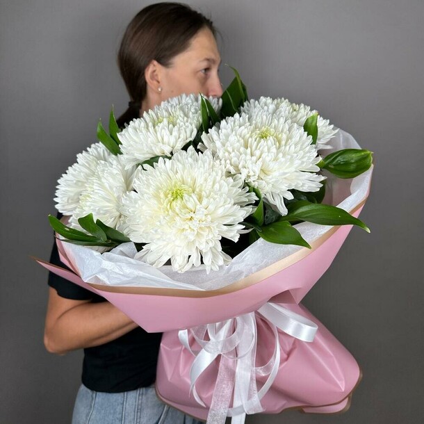 Букет с хризантемой и рускусом, артикул F1413882 - 6461 рублей, доставка по городу. Flawery - доставка цветов