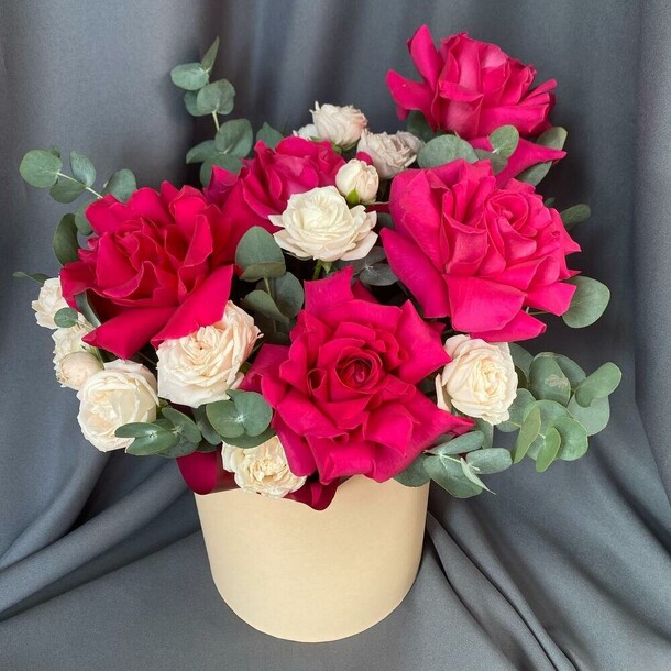 Фуксиновая роза в боксе, артикул F1413885 - 6761 рублей, доставка по городу. Flawery - доставка цветов