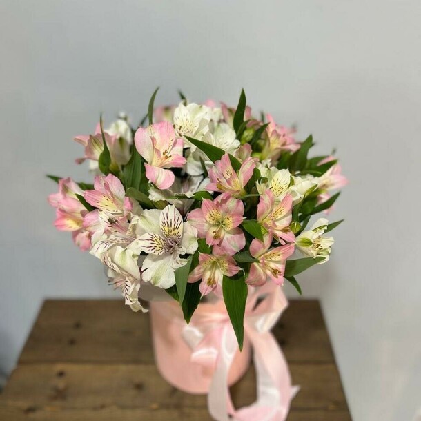 Сказочная коробка альстромерий, артикул F1413890 - 4432 рублей, доставка по городу. Flawery - доставка цветов