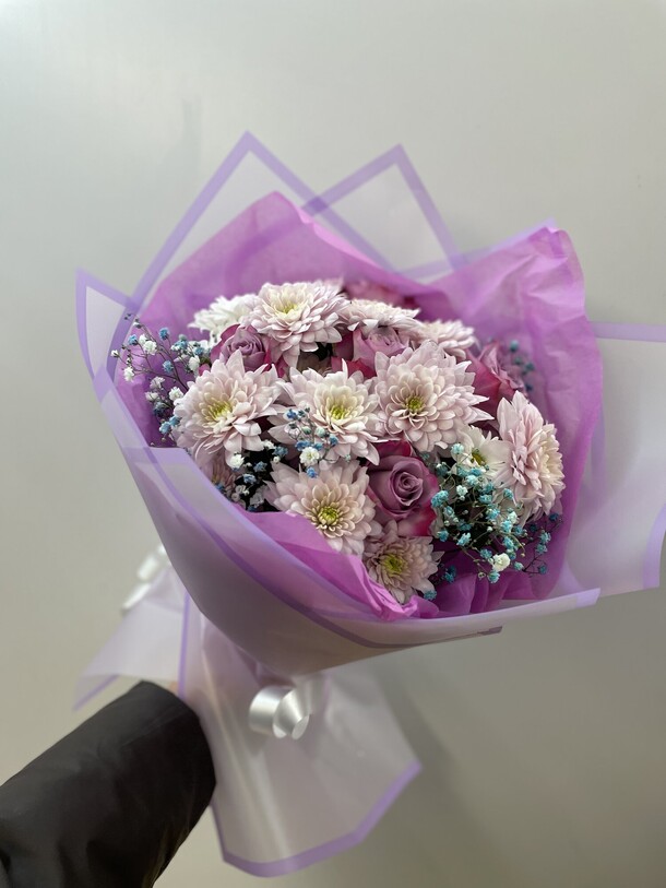 Сиреневый букет с розой и хризантемой, артикул F1378989 - 4000 рублей, доставка по городу. Flawery - доставка цветов