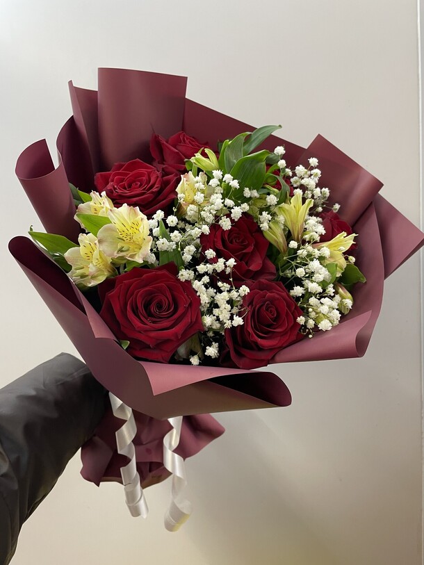 Букет с красной розой и другими цветами, артикул F1378995 - 4700 рублей, доставка по городу. Flawery - доставка цветов