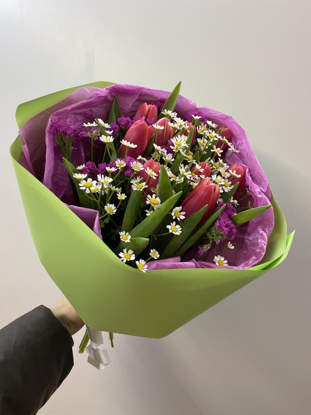 Букет с тюльпанами и ромашкой, артикул F1379038 - 4000 рублей, доставка по городу. Flawery - доставка цветов