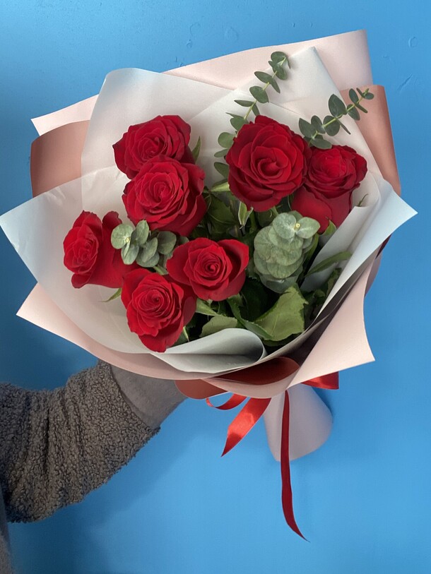 Букет комплимент| 7 кенийских роз🌹, артикул F1372729 - 2200 рублей, доставка по городу. Flawery - доставка цветов