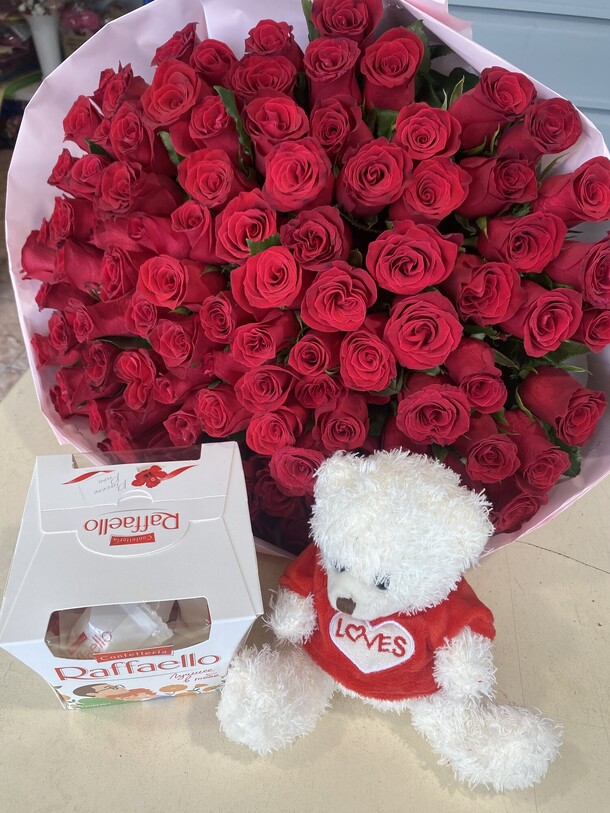 Комбо «101 роза&медведь&рафаэлло, артикул F1415943 - 22500 рублей, доставка по городу. Flawery - доставка цветов