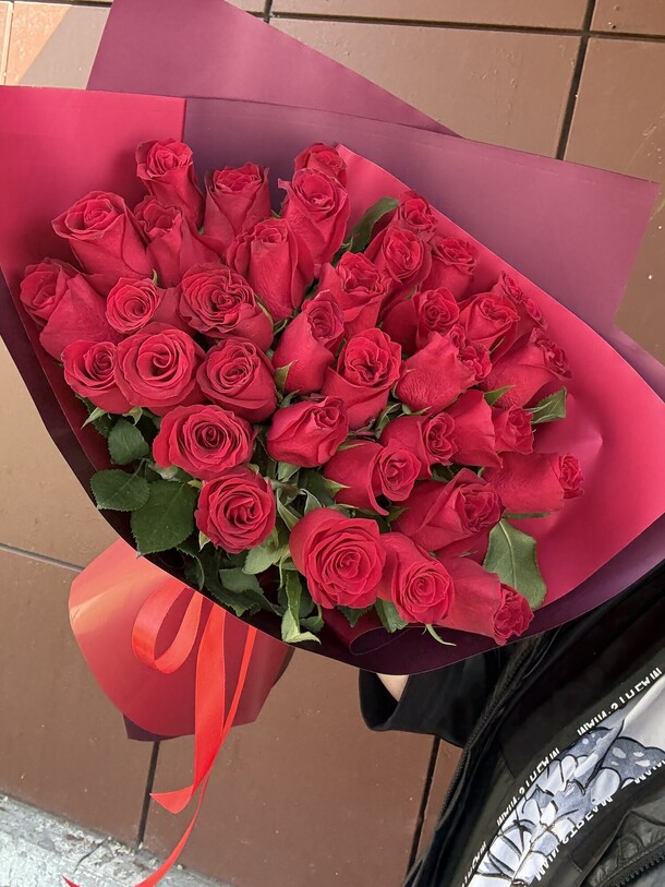 Букет 35 красных роз, артикул F1432301 - 7500 рублей, доставка по городу. Flawery - доставка цветов