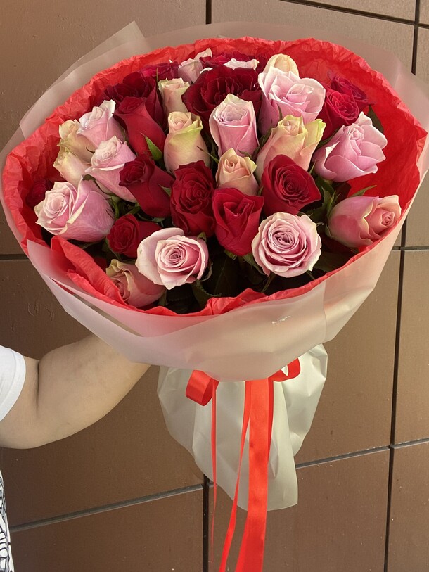 Хит букет 35 ярких роз, артикул F1432310 - 7500 рублей, доставка по городу. Flawery - доставка цветов