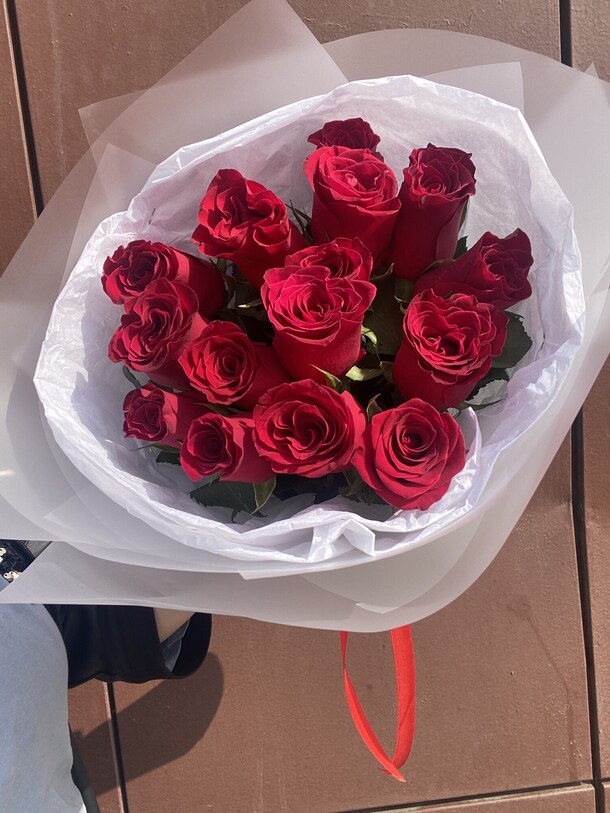 Красные розы в стильной упаковке, артикул F1432328 - 3500 рублей, доставка по городу. Flawery - доставка цветов