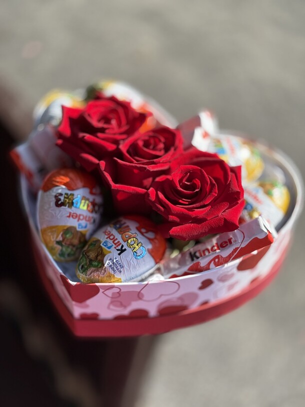 Коробочка «розы и сладости», артикул F1434350 - 3500 рублей, доставка по городу. Flawery - доставка цветов