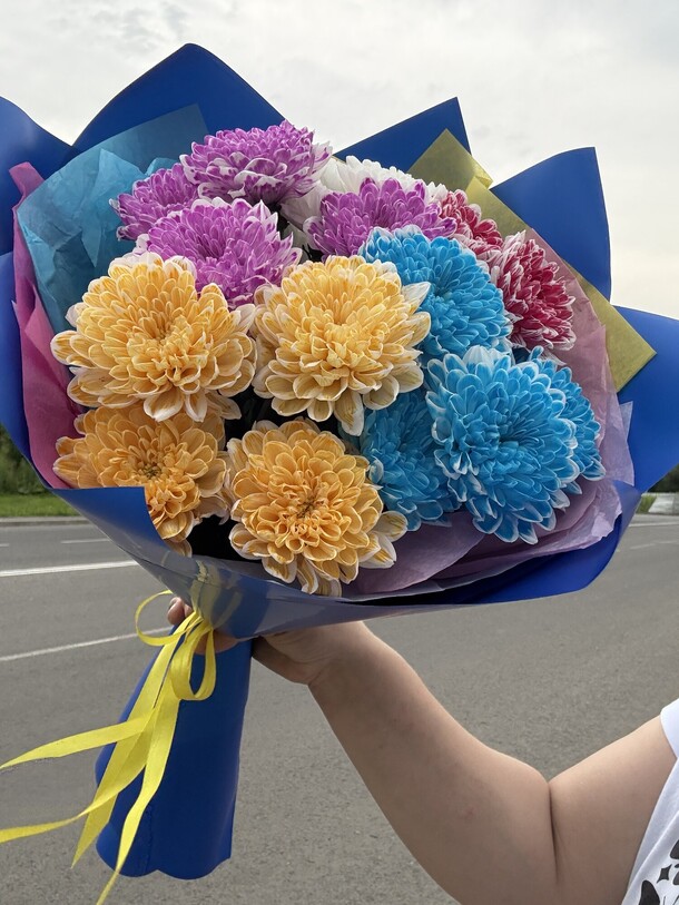 Букет ярких хризантем « после дождя», артикул F1434367 - 3600 рублей, доставка по городу. Flawery - доставка цветов