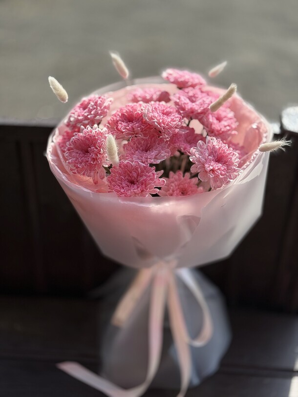 Букет из 3 хризантем и ларгуса, артикул F1437792 - 3200 рублей, доставка по городу. Flawery - доставка цветов