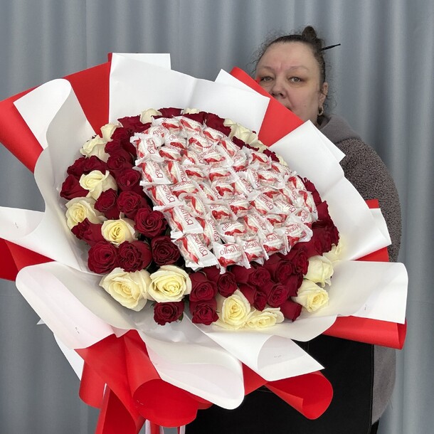 Очаровательный букет из роз и рафаэлло, артикул F1508732 - 25600 рублей, доставка по городу. Flawery - доставка цветов