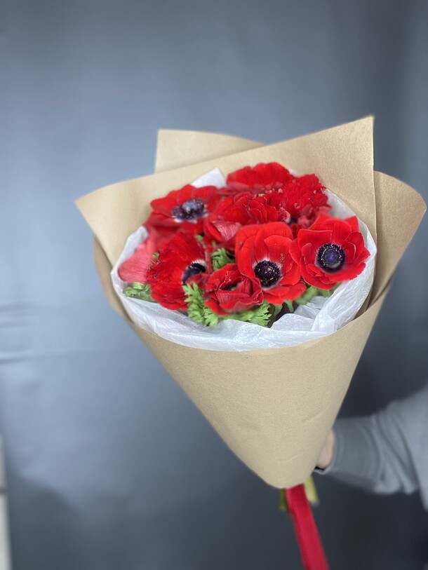 Букет красные анемоны, артикул F1374103 - 4590 рублей, доставка по городу. Flawery - доставка цветов