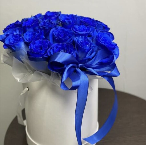 Синие розы в шляпной коробке, артикул F1386644 - 7200 рублей, доставка по городу. Flawery - доставка цветов
