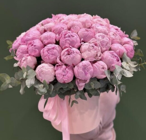 Пионы с эвкалиптом в шляпной коробке, артикул F1386661 - 62800 рублей, доставка по городу. Flawery - доставка цветов