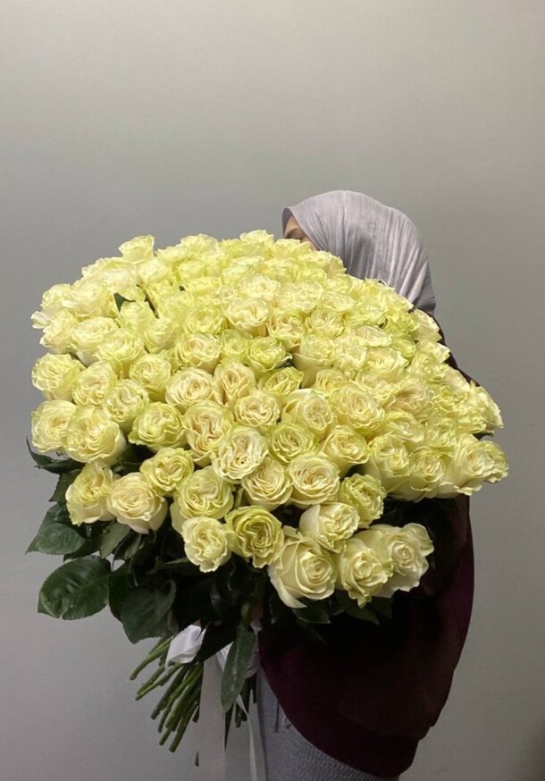 Роза эквадор белая 90 см 101 шт, артикул F1388774 - 54509 рублей, доставка по городу. Flawery - доставка цветов