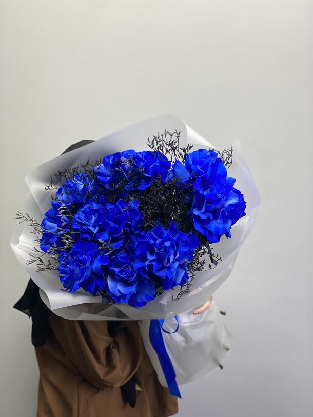Французские синие розы с черным лимониумом, артикул F1406730 - 9257 рублей, доставка по городу. Flawery - доставка цветов