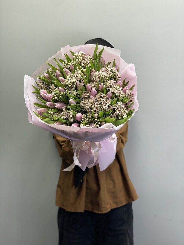 Тюльпаны и хамелациум в стильной упаковке, артикул F1406732 - 14500 рублей, доставка по городу. Flawery - доставка цветов