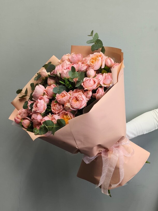 Пионовидная кустовая роза джульетта с ароматным эвкалиптом, артикул F1411875 - 9900 рублей, доставка по городу. Flawery - доставка цветов