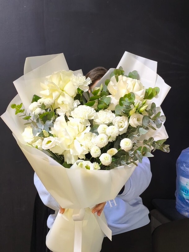 Белоснежный букет из французских роз и диантусов, артикул F1412493 - 5590 рублей, доставка по городу. Flawery - доставка цветов