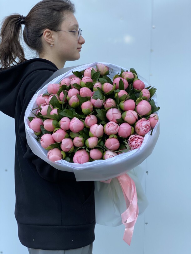 Пионы салман 65 шт, артикул F1413608 - 67000 рублей, доставка по городу. Flawery - доставка цветов