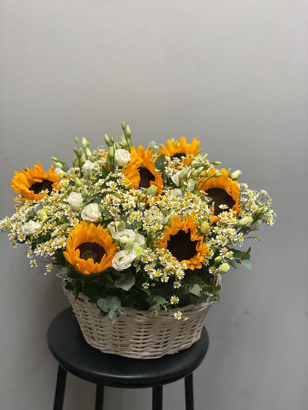 Корзина с подсолнухами,ромашками и эустомой, артикул F1419678 - 25990 рублей, доставка по городу. Flawery - доставка цветов