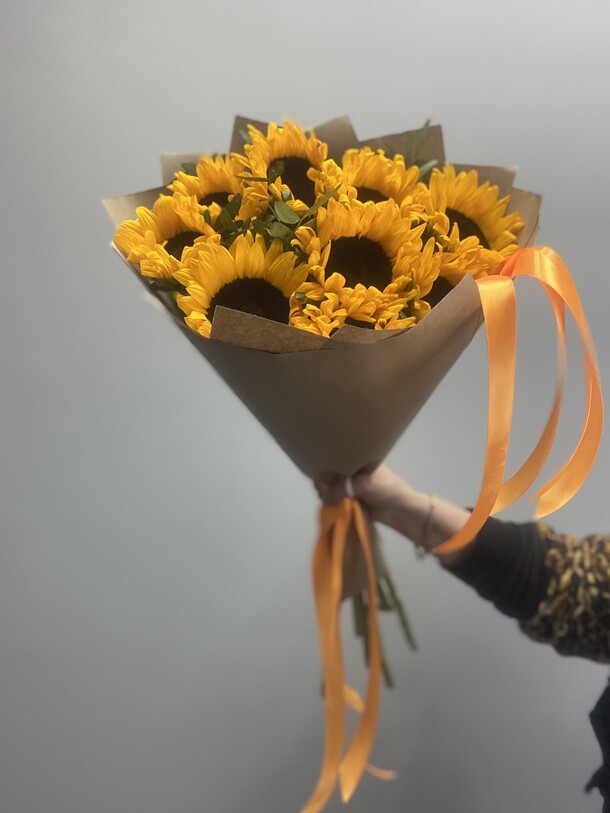 Подсолнухи 9 шт, артикул F1424509 - 6590 рублей, доставка по городу. Flawery - доставка цветов