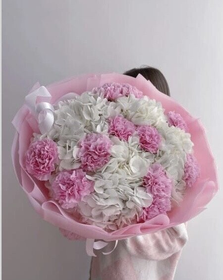 Авторский букет из гортензий и розовых диантусов, артикул F1429082 - 7134 рублей, доставка по городу. Flawery - доставка цветов