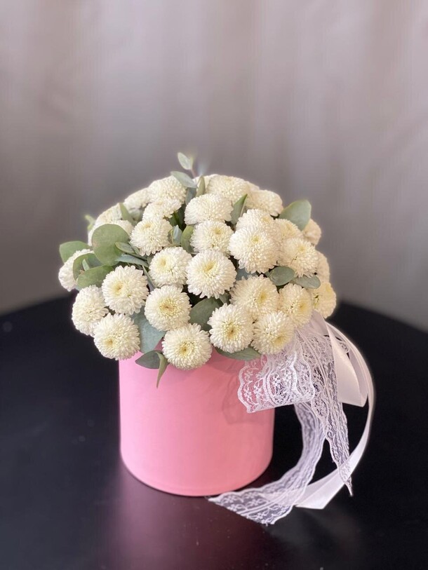 Хризантемы помпончик в шляпной коробочке, артикул F1445714 - 3395 рублей, доставка по городу. Flawery - доставка цветов