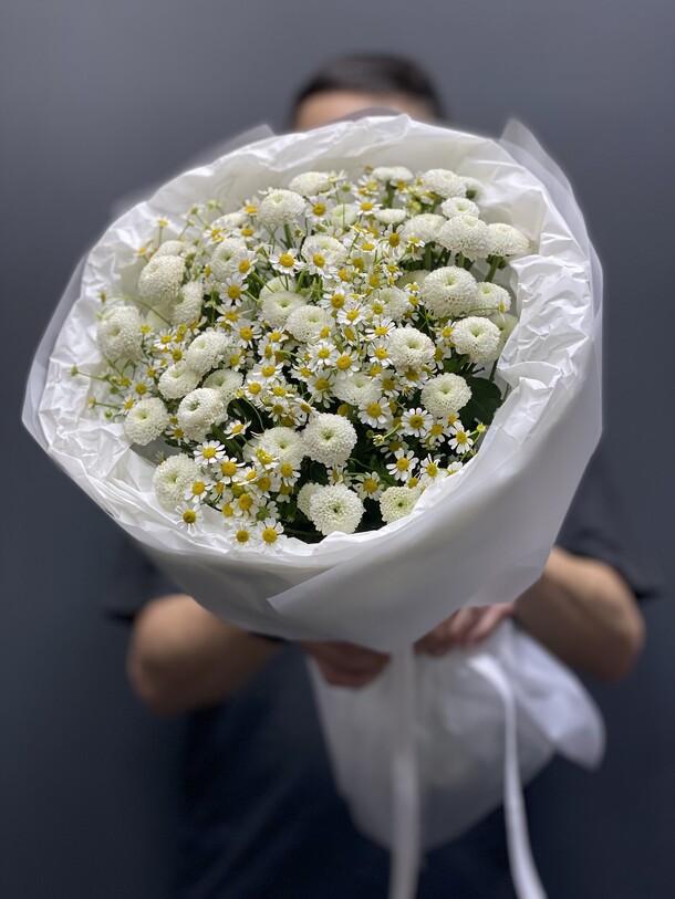 Полевые ромашки и помпончики в стильной упа, артикул F1446828 - 4950 рублей, доставка по городу. Flawery - доставка цветов
