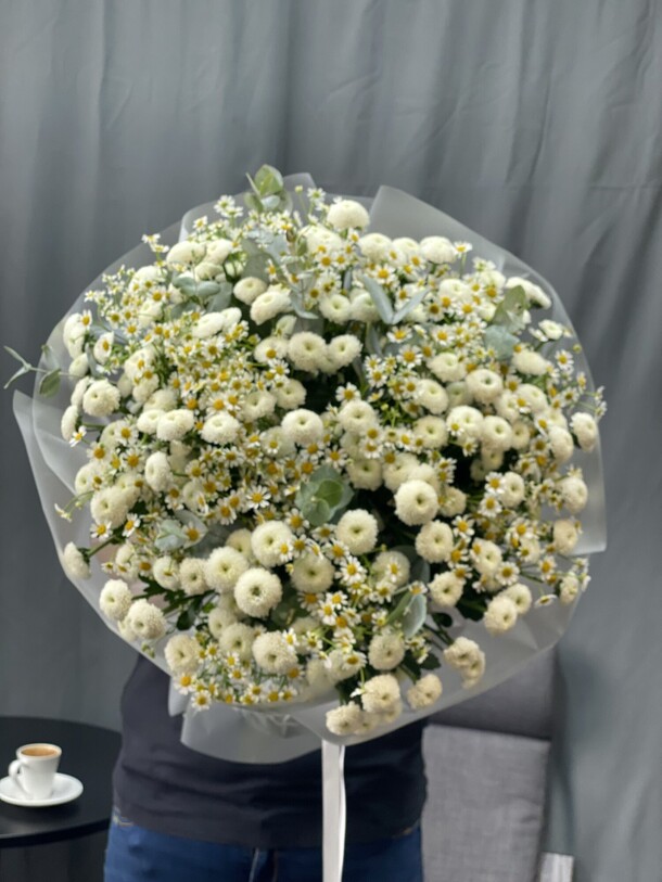 Полевые ромашки, ароматный эвкалипт и помпончики, артикул F1446830 - 13990 рублей, доставка по городу. Flawery - доставка цветов