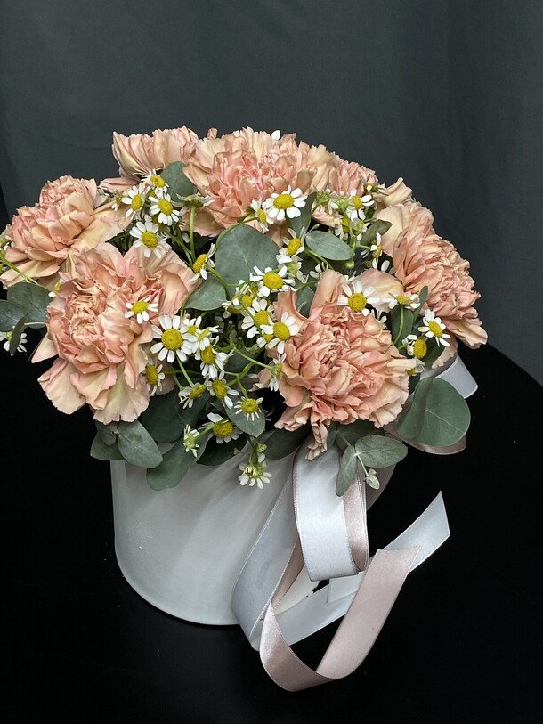 Диантусы с ароматным эвкалиптом и полевыми ромашками в шляпной коробке, артикул F1457574 - 3550 рублей, доставка по городу. Flawery - доставка цветов